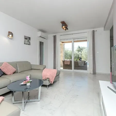 Modern In With Swimming Pool Villa