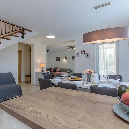 Modern In With Swimming Pool * Selina