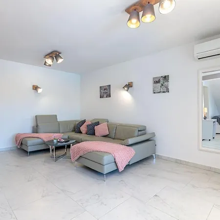 Modern In With Swimming Pool *