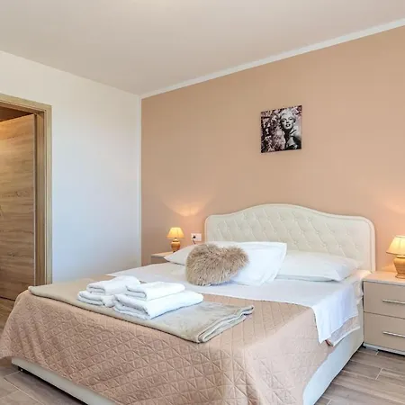 Modern In With Swimming Pool * Selina