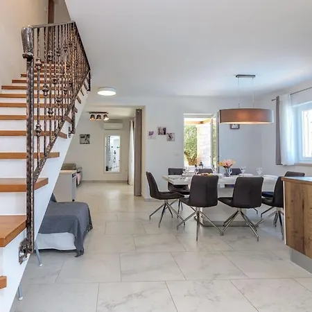 Modern In With Swimming Pool * Selina