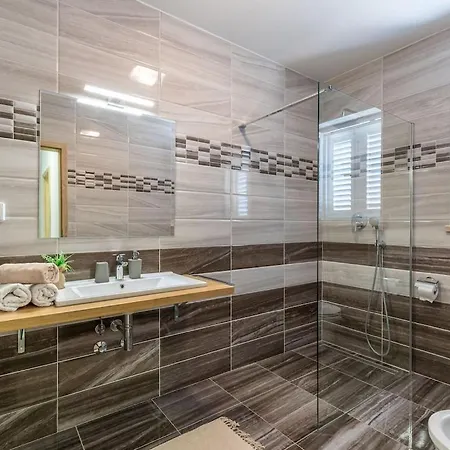 Modern In With Swimming Pool *