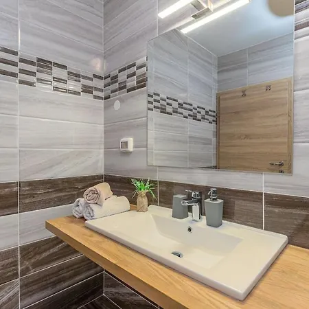 Modern In With Swimming Pool * Selina