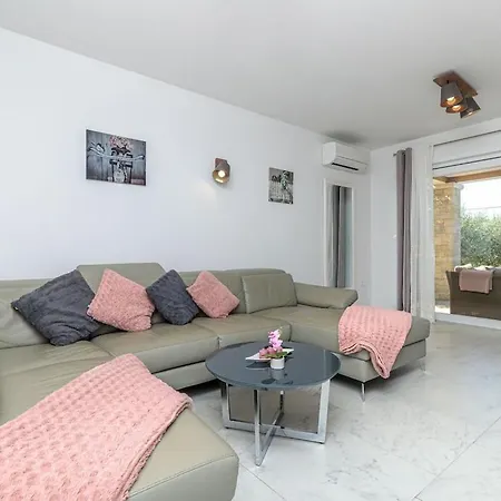 Vila Modern In With Swimming Pool Selina