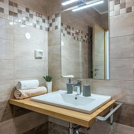 Vila Modern In With Swimming Pool