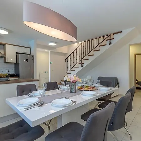 Vila Modern In With Swimming Pool *