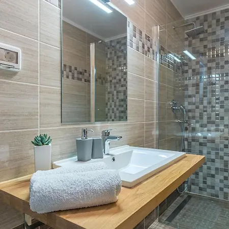 Modern In With Swimming Pool *